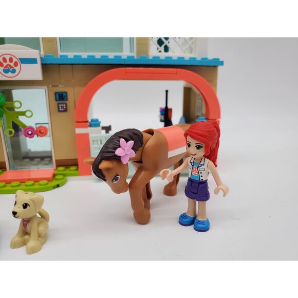 Lego Friends - Heartlake City Vet Clinic - 41446 - Picture 4 of 9